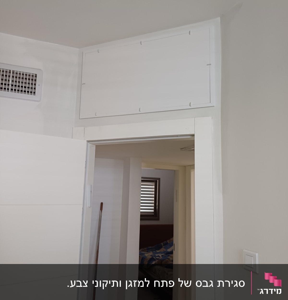 פתח גישה מגבס מעל דלת בחדר